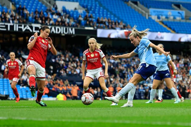 Manchester City Women v Arsenal Women FC, Women s Super League Lauren Hemp (11) of Manchester City scores to make it 1-1 during the Women s Super League match between Manchester City Women and Arsenal Women FC at the Etihad Stadium, Manchester, UK on 4 October 2026. Manchester Etihad Stadium Manchester UK Editorial use only DataCo restrictions apply See www.football-dataco.com , Copyright: xConorxMolloyx PSI-24969-0038
