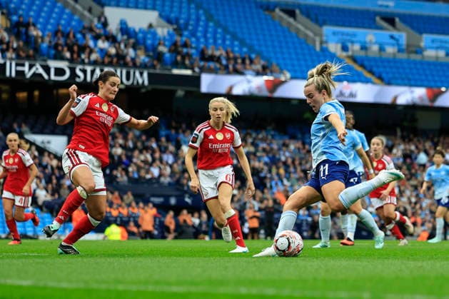 Manchester City Women v Arsenal Women FC, Women s Super League Lauren Hemp (11) of Manchester City scores to make it 1-1 during the Women s Super League match between Manchester City Women and Arsenal Women FC at the Etihad Stadium, Manchester, UK on 4 October 2026. Manchester Etihad Stadium Manchester UK Editorial use only DataCo restrictions apply See www.football-dataco.com , Copyright: xConorxMolloyx PSI-24969-0039