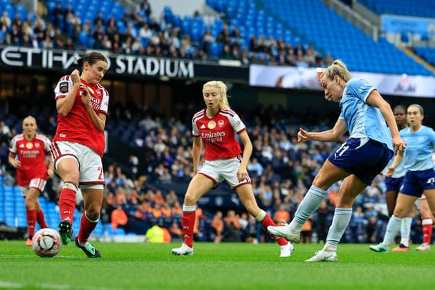 Manchester City Women v Arsenal Women FC, Women s Super League Lauren Hemp (11) of Manchester City scores to make it 1-1 during the Women s Super League match between Manchester City Women and Arsenal Women FC at the Etihad Stadium, Manchester, UK on 4 October 2026. Manchester Etihad Stadium Manchester UK Editorial use only DataCo restrictions apply See www.football-dataco.com , Copyright: xConorxMolloyx PSI-24969-0040