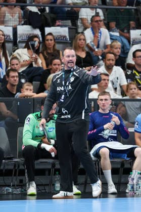 Misha Kaufmann (TVB Stuttgart, Trainer) gibt eine Anweisung GER, TVB Stuttgart vs. TBV Lemgo Lippe, Handball, Opel Handball-Bundesliga, 6. Spieltag, Spielzeit 2026 2027, 04.10.2026 GER, TVB Stuttgart vs. TBV Lemgo Lippe, Handball, Opel Handball-Bundesliga, 6. Spieltag, Spielzeit 2026 2027, 04.10.2026 Stuttgart Copyright: xEibner-Pressefoto SoerenxHerwegx EP_SHG