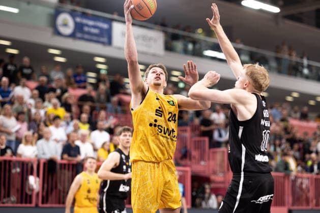 Tigers Tuebingen - Nuernberg Falcons, Herren, 2. Bundesliga, Barmer 2. Basketball Bundesliga, pro A, 3. Spieltag, Spielzeit 2026 2027, 04.10.2026 Creighton Morisch (Tigers Tuebingen, 24) gegen Ty Allred (Nuernberg Falcons, 10)