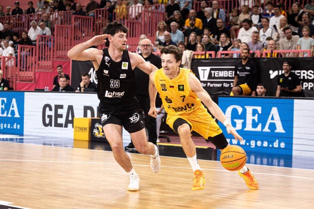 Tigers Tuebingen - Nuernberg Falcons, Herren, 2. Bundesliga, Barmer 2. Basketball Bundesliga, pro A, 3. Spieltag, Spielzeit 2026 2027, 04.10.2026 Lars Kamp (Tigers Tuebingen, 07) gegen Nate Heise (Nuernberg Falcons, 33)