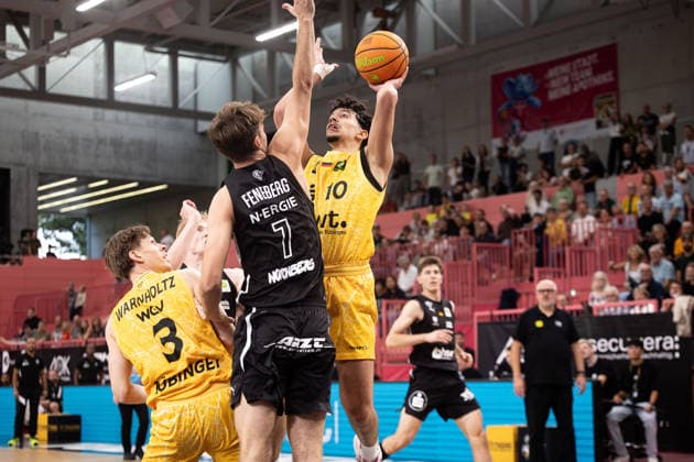 Tigers Tuebingen - Nuernberg Falcons, Herren, 2. Bundesliga, Barmer 2. Basketball Bundesliga, pro A, 3. Spieltag, Spielzeit 2026 2027, 04.10.2026 Nico Santana Mojica (Tigers Tuebingen, 10) gegen Christian Feneberg (Nuernberg Falcons, 07)