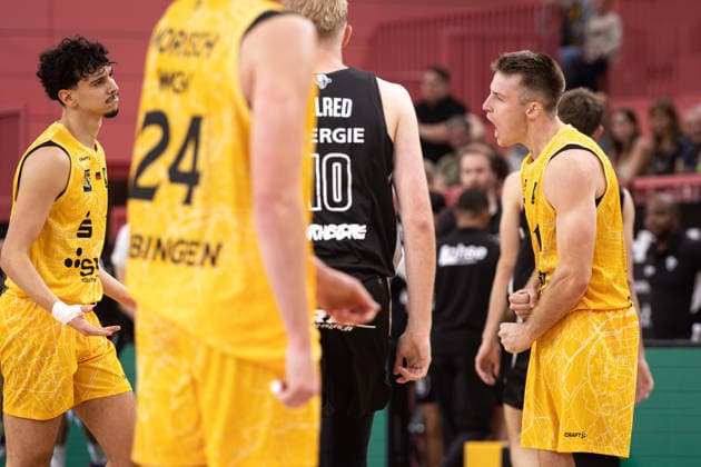 Tigers Tuebingen - Nuernberg Falcons, Herren, 2. Bundesliga, Barmer 2. Basketball Bundesliga, pro A, 3. Spieltag, Spielzeit 2026 2027, 04.10.2026 Isaac Haney (Tigers Tuebingen, 11) schreit zu Nico Santana Mojica (Tigers Tuebingen, 10)