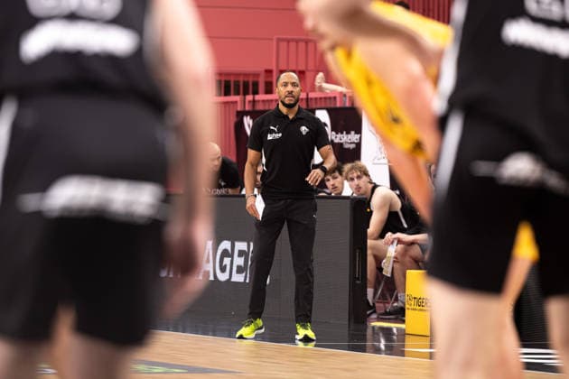 Tigers Tuebingen - Nuernberg Falcons, Herren, 2. Bundesliga, Barmer 2. Basketball Bundesliga, pro A, 3. Spieltag, Spielzeit 2026 2027, 04.10.2026 Tim Black (Nuernberg Falcons, Headcoach) an der Seitenlinie