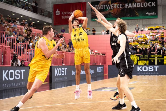 Tigers Tuebingen - Nuernberg Falcons, Herren, 2. Bundesliga, Barmer 2. Basketball Bundesliga, pro A, 3. Spieltag, Spielzeit 2026 2027, 04.10.2026 Nico Santana Mojica (Tigers Tuebingen, 10) beim Jumpshot