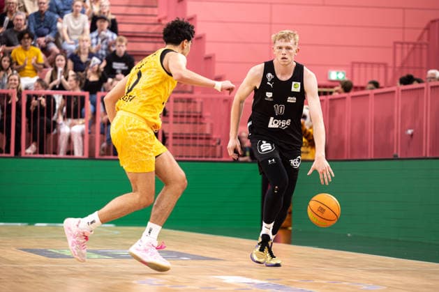 Tigers Tuebingen - Nuernberg Falcons, Herren, 2. Bundesliga, Barmer 2. Basketball Bundesliga, pro A, 3. Spieltag, Spielzeit 2026 2027, 04.10.2026 Ty Allred (Nuernberg Falcons, 10) gegen Nico Santana Mojica (Tigers Tuebingen, 10)