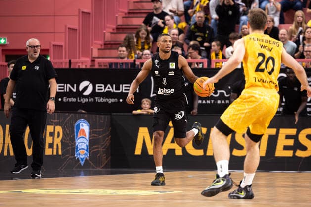 Tigers Tuebingen - Nuernberg Falcons, Herren, 2. Bundesliga, Barmer 2. Basketball Bundesliga, pro A, 3. Spieltag, Spielzeit 2026 2027, 04.10.2026 Xavier Bell (Nuernberg Falcons, 04) gegen Simon Feneberg (Tigers Tuebingen, 20)