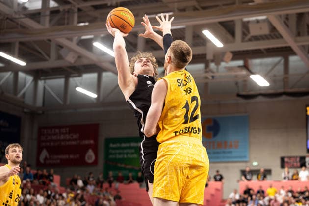 Tigers Tuebingen - Nuernberg Falcons, Herren, 2. Bundesliga, Barmer 2. Basketball Bundesliga, pro A, 3. Spieltag, Spielzeit 2026 2027, 04.10.2026 Ty Allred (Nuernberg Falcons, 10) gegen Kristian Sjolund (Tigers Tuebingen, 12)