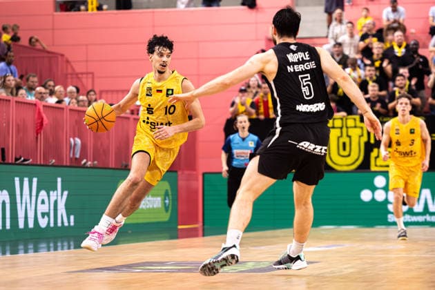 Tigers Tuebingen - Nuernberg Falcons, Herren, 2. Bundesliga, Barmer 2. Basketball Bundesliga, pro A, 3. Spieltag, Spielzeit 2026 2027, 04.10.2026 Nico Santana Mojica (Tigers Tuebingen, 10) gegen Tim Koepple (Nuernberg Falcons, 05)