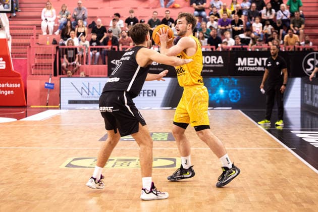 Tigers Tuebingen - Nuernberg Falcons, Herren, 2. Bundesliga, Barmer 2. Basketball Bundesliga, pro A, 3. Spieltag, Spielzeit 2026 2027, 04.10.2026 Bruderduell Simon Feneberg (Tigers Tuebingen, 20) gegen Christian Feneberg (Nuernberg Falcons, 07)
