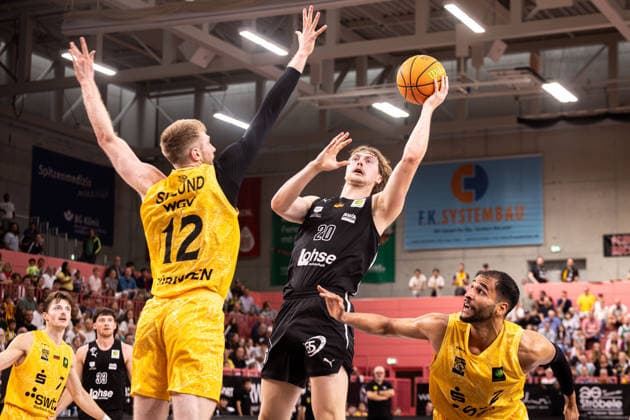 Tigers Tuebingen - Nuernberg Falcons, Herren, 2. Bundesliga, Barmer 2. Basketball Bundesliga, pro A, 3. Spieltag, Spielzeit 2026 2027, 04.10.2026 Nic Welp (Nuernberg Falcons, 20) gegen Kristian Sjolund (Tigers Tuebingen, 12) unter dem Korb