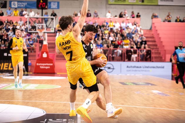 Tigers Tuebingen - Nuernberg Falcons, Herren, 2. Bundesliga, Barmer 2. Basketball Bundesliga, pro A, 3. Spieltag, Spielzeit 2026 2027, 04.10.2026 Nate Heise (Nuernberg Falcons, 33) beim Offensivfoul gegen Lars Kamp (Tigers Tuebingen, 07)