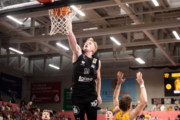 Tigers Tuebingen - Nuernberg Falcons, Herren, 2. Bundesliga, Barmer 2. Basketball Bundesliga, pro A, 3. Spieltag, Spielzeit 2026 2027, 04.10.2026 Ty Allred (Nuernberg Falcons, 10) beim Dunking