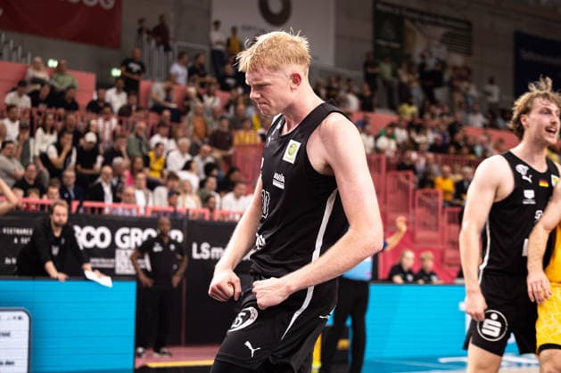 Tigers Tuebingen - Nuernberg Falcons, Herren, 2. Bundesliga, Barmer 2. Basketball Bundesliga, pro A, 3. Spieltag, Spielzeit 2026 2027, 04.10.2026 Ty Allred (Nuernberg Falcons, 10) mit dem Flex nach dem Dunking