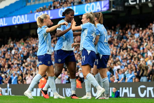 Manchester City Women v Arsenal Women FC, Women s Super League Lauren Hemp (11) of Manchester City celebrates scoring to make it 1-1 with Khadija Shaw (9) of Manchester City during the Women s Super League match between Manchester City Women and Arsenal Women FC at the Etihad Stadium, Manchester, UK on 4 October 2026. Manchester Etihad Stadium Manchester UK Editorial use only DataCo restrictions apply See www.football-dataco.com , Copyright: xConorxMolloyx PSI-24969-0045