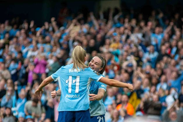 MANCHESTER, ENGLAND - October 4: Lauren hemp (5 Manchester City) celebrates her goal during the WSL game between Manchester City and Arsenal at The Etihad Stadium on October 4th, 2026 in Manchester, England. (Photo by Clare Overfield Sports Press Photo) Copyright: xClarexOverfield xSPPx Sportspressphoto_SPR245415
