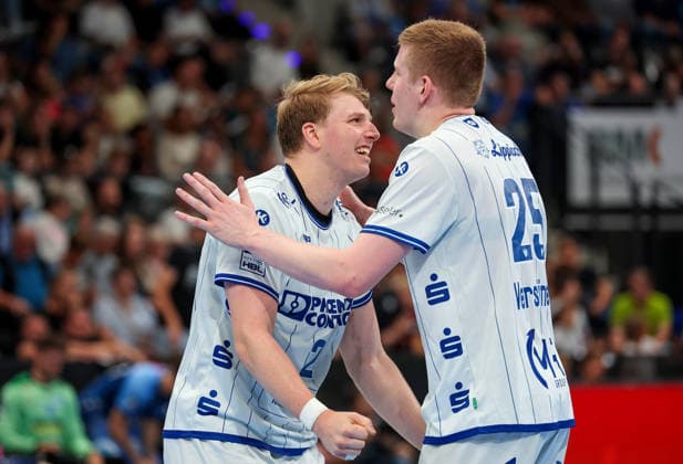04.10.2026, Deutschland, Stuttgart, Opel HBL, Bundesliga 2026 2027, TVB Stuttgart vs. TBV Lemgo Lippe, v.l. Lukas Hutecek (TBV), Niels Gerardus Versteijnen (TBV)