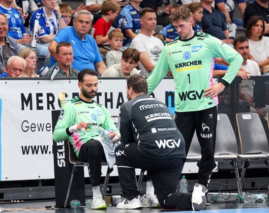 04.10.2026, Deutschland, Stuttgart, Opel HBL, Bundesliga 2026 2027, TVB Stuttgart vs. TBV Lemgo Lippe, v.l. Mohamed Essam Moustafa El-Tayar (TVB), Torwart-Trainer Daniel Sdunek, Mateusz Kornecki (TVB)