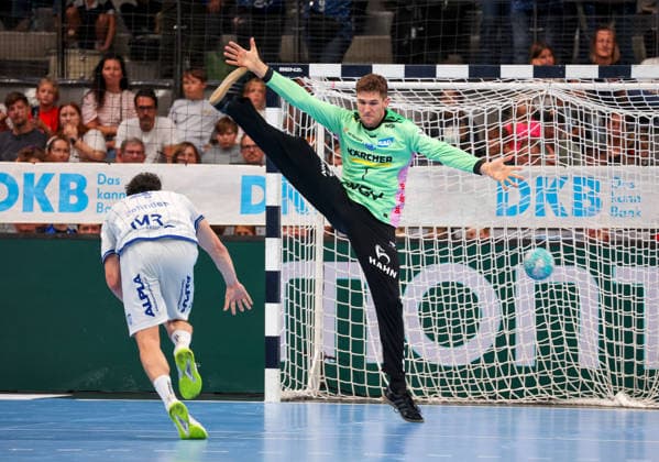 04.10.2026, Deutschland, Stuttgart, Opel HBL, Bundesliga 2026 2027, TVB Stuttgart vs. TBV Lemgo Lippe, v.l. Samuel Zehnder (TBV), Mateusz Kornecki (TVB)