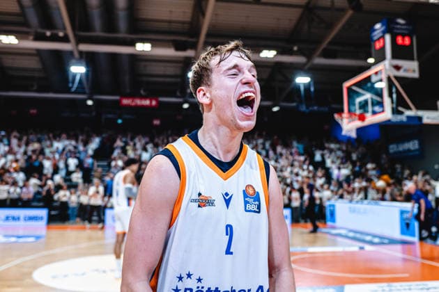 easycredit BBL Basketball Bundesliga 2026 2027 4. Spieltag Science City Jena vs NINERS Chemnitz am 04.10.2026 Raphael Falkenthal (Jena), schreit die Freude über den Derbysieg raus Sparkassen Arena