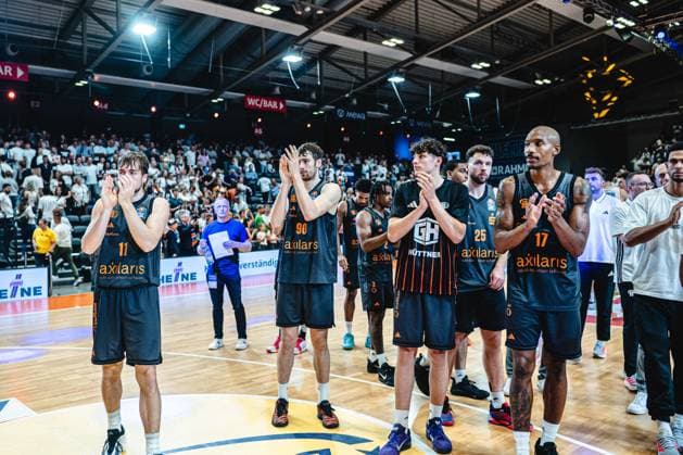 easycredit BBL Basketball Bundesliga 2026 2027 4. Spieltag Science City Jena vs NINERS Chemnitz am 04.10.2026 enttäuschte Gesichter bei den Spielern von Chemnitz nach der Niederlage in Jena Sparkassen Arena
