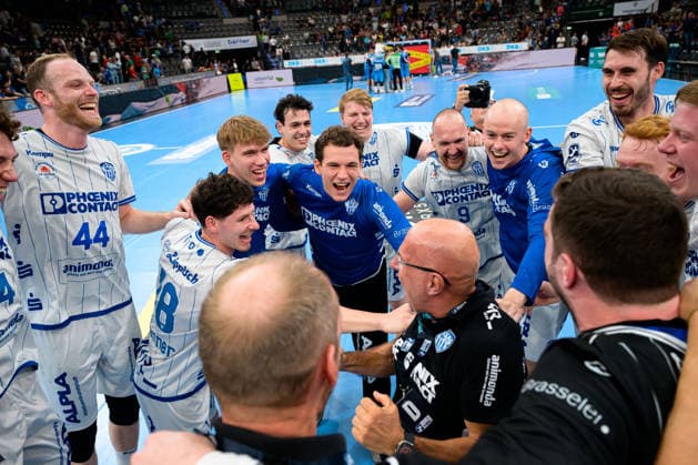 Stuttgart: HBL - 26 27 - TVB Stuttgart - TBV Lemgo die Mannschaft von Lemgo Schlussjubel Schlußjubel Emotion Freude Bittenfeld Porsche Arena Baden-Württemberg Deutschland