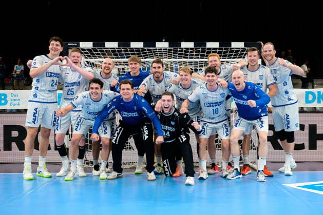 Stuttgart: HBL - 26 27 - TVB Stuttgart - TBV Lemgo die Mannschaft von Lemgo, Teamfoto, Gruppenfoto, Schlussjubel Schlußjubel Emotion Freude Bittenfeld Porsche Arena Baden-Württemberg Deutschland