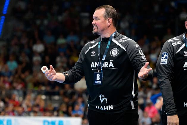 Stuttgart: HBL - 26 27 - TVB Stuttgart - TBV Lemgo Trainer Misha Kaufmann (Stuttgart) Gestik Geste gestikuliert Bittenfeld Porsche Arena Baden-Württemberg Deutschland