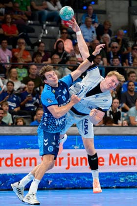 Stuttgart: HBL - 26 27 - TVB Stuttgart - TBV Lemgo v. li. im Zweikampf Max Häfner Haefner (Stuttgart) und Lukas Hutecek (TBV Lemgo) Bittenfeld Porsche Arena Baden-Württemberg Deutschland