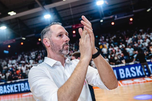 easycredit BBL Basketball Bundesliga 2026 2027 4. Spieltag Science City Jena vs NINERS Chemnitz am 04.10.2026 Jena Trainer Steven Esterkamp zufrieden nach dem Sieg, Portrait Sparkassen Arena
