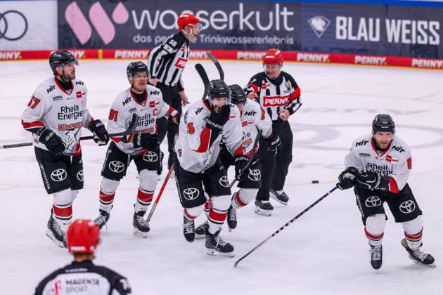 Ingolstadt, Deutschland 04. Oktober 2026: PENNY DEL - 2026 2027 - Sp. 6 - ERC Ingolstadt gegen Kölner Haie Im Bild: in der Traube Torschütze Frederik Storm (KEC) macht das Tor zum 1:3 mit seinen Mannschaftskollegen, Copyright: xFotostandx xSchäferx