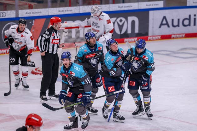 Ingolstadt, Deutschland 04. Oktober 2026: PENNY DEL - 2026 2027 - Sp. 6 - ERC Ingolstadt gegen Kölner Haie Im Bild: v.li. Torschütze Kenny Agostino (ERCI) jubelt nach seinem Tor zum 2:3 mit seinen Mannschaftskollegen, Copyright: xFotostandx xSchäferx