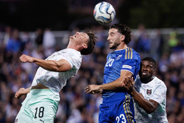 SOCCER - NL, KOS vs AUT PRISTINA,KOSOVO,04.OCT.26 - SOCCER - UEFA Nations League, OEFB international match, Länderspiel, Nationalmannschaft Kosovo vs Austria. Image shows Felix Bacher (AUT), Leon Avdullahu (KOS) and Kevin Danso (AUT).  GEPAxpictures xArminxRauthner