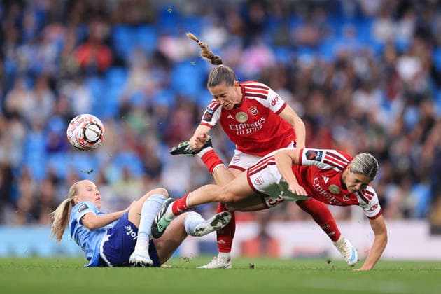 Manchester City Women v Arsenal Women 4th October 2026 - Barclays Women s Super League - Manchester City v Arsenal - Beth Mead of Manchester City battles with Ona Batlle of Arsenal (C) and Kyra Cooney-Cross of Arsenal - Photo: Simon Stacpoole Offside. Manchester UK Copyright: xSimonxStacpoolexOffside