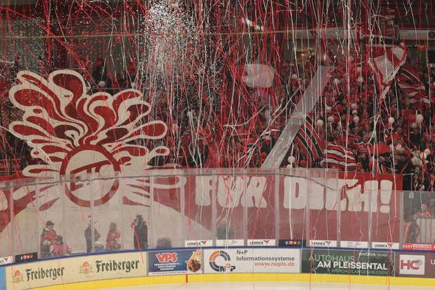 Sahnpark Crimmitschau 04.10.2026 Saison 2026 27 Eishockey 2. Bundesliga Hauptrunde Spiel 6 Kunsteisstadion Sachsen Sachsenderby Derby Eispiraten Eispiraten - Lausitzer Füchse Fans gestalten den Einlauf bis zum Spiel Crimmitschau Sachsen Germany