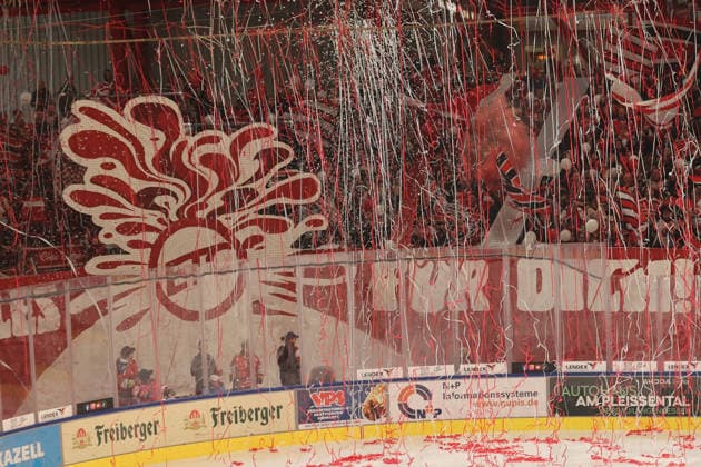 Sahnpark Crimmitschau 04.10.2026 Saison 2026 27 Eishockey 2. Bundesliga Hauptrunde Spiel 6 Kunsteisstadion Sachsen Sachsenderby Derby Eispiraten Eispiraten - Lausitzer Füchse Fans gestalten den Einlauf bis zum Spiel Das Papier auf dem Eis sorgt für starke Spielverzögerung Crimmitschau Sachsen Germany
