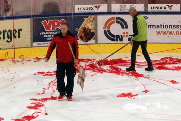 Sahnpark Crimmitschau 04.10.2026 Saison 2026 27 Eishockey 2. Bundesliga Hauptrunde Spiel 6 Kunsteisstadion Sachsen Sachsenderby Derby Eispiraten Eispiraten - Lausitzer Füchse Fans gestalten den Einlauf bis zum Spiel Das Papier auf dem Eis sorgt für starke Spielverzögerung Die Eismeister befreien das Eis vom Papier Crimmitschau Sachsen Germany