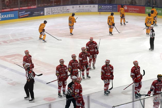 Sahnpark Crimmitschau 04.10.2026 Saison 2026 27 Eishockey 2. Bundesliga Hauptrunde Spiel 6 Kunsteisstadion Sachsen Sachsenderby Derby Eispiraten Eispiraten - Lausitzer Füchse Die Mannschaften verlassen das Eis Crimmitschau Sachsen Germany