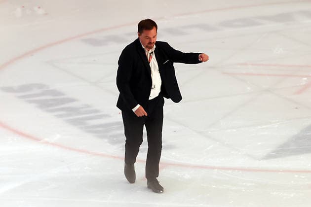 Sahnpark Crimmitschau 04.10.2026 Saison 2026 27 Eishockey 2. Bundesliga Hauptrunde Spiel 6 Kunsteisstadion Sachsen Sachsenderby Derby Eispiraten Eispiraten - Lausitzer Füchse Eispiraten Geschäftsführer auf dem Eis Jörg Buschmann nach dem Zwischenfall Crimmitschau Sachsen Germany