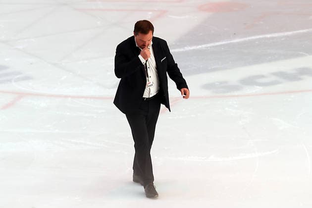 Sahnpark Crimmitschau 04.10.2026 Saison 2026 27 Eishockey 2. Bundesliga Hauptrunde Spiel 6 Kunsteisstadion Sachsen Sachsenderby Derby Eispiraten Eispiraten - Lausitzer Füchse Eispiraten Geschäftsführer auf dem Eis Jörg Buschmann nach dem Zwischenfall Crimmitschau Sachsen Germany
