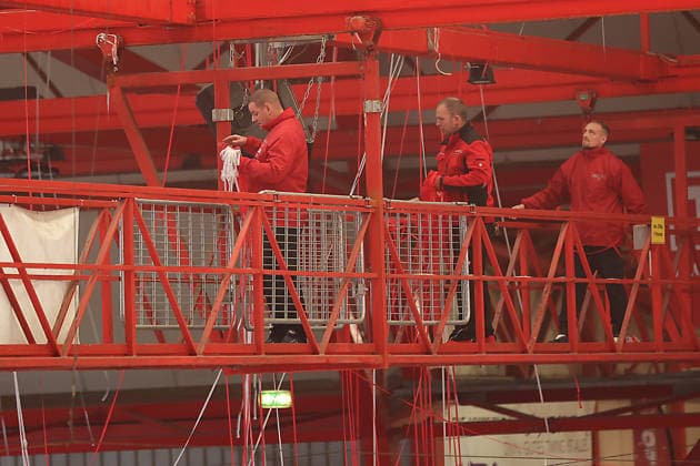 Sahnpark Crimmitschau 04.10.2026 Saison 2026 27 Eishockey 2. Bundesliga Hauptrunde Spiel 6 Kunsteisstadion Sachsen Sachsenderby Derby Eispiraten Eispiraten - Lausitzer Füchse Mit eine Brücke werden die Papierschlangen von der Decke geholt Crimmitschau Sachsen Germany