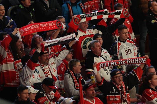 Sahnpark Crimmitschau 04.10.2026 Saison 2026 27 Eishockey 2. Bundesliga Hauptrunde Spiel 6 Kunsteisstadion Sachsen Sachsenderby Derby Eispiraten Eispiraten - Lausitzer Füchse EPC Fans Crimmitschau Sachsen Germany