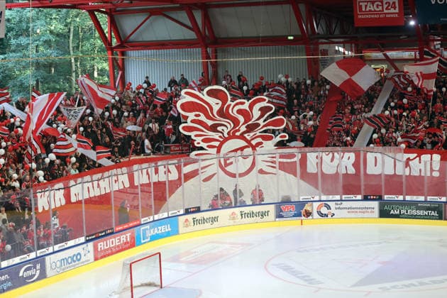 Sahnpark Crimmitschau 04.10.2026 Saison 2026 27 Eishockey 2. Bundesliga Hauptrunde Spiel 6 Kunsteisstadion Sachsen Sachsenderby Derby Eispiraten Eispiraten - Lausitzer Füchse Fans gestalten den Einlauf bis zum Spiel Crimmitschau Sachsen Germany