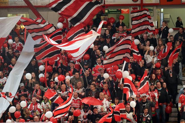 Sahnpark Crimmitschau 04.10.2026 Saison 2026 27 Eishockey 2. Bundesliga Hauptrunde Spiel 6 Kunsteisstadion Sachsen Sachsenderby Derby Eispiraten Eispiraten - Lausitzer Füchse Fans gestalten den Einlauf bis zum Spiel Crimmitschau Sachsen Germany