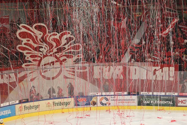 Sahnpark Crimmitschau 04.10.2026 Saison 2026 27 Eishockey 2. Bundesliga Hauptrunde Spiel 6 Kunsteisstadion Sachsen Sachsenderby Derby Eispiraten Eispiraten - Lausitzer Füchse Fans gestalten den Einlauf bis zum Spiel Das Papier auf dem Eis sorgt für starke Spielverzögerung Crimmitschau Sachsen Germany