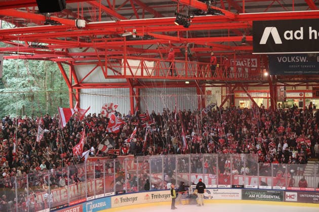 Sahnpark Crimmitschau 04.10.2026 Saison 2026 27 Eishockey 2. Bundesliga Hauptrunde Spiel 6 Kunsteisstadion Sachsen Sachsenderby Derby Eispiraten Eispiraten - Lausitzer Füchse Mit eine Brücke werden die Papierschlangen von der Decke geholt Crimmitschau Sachsen Germany