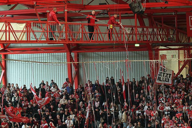 Sahnpark Crimmitschau 04.10.2026 Saison 2026 27 Eishockey 2. Bundesliga Hauptrunde Spiel 6 Kunsteisstadion Sachsen Sachsenderby Derby Eispiraten Eispiraten - Lausitzer Füchse Mit eine Brücke werden die Papierschlangen von der Decke geholt Crimmitschau Sachsen Germany