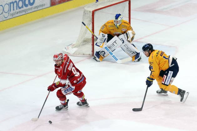 Sahnpark Crimmitschau 04.10.2026 Saison 2026 27 Eishockey 2. Bundesliga Hauptrunde Spiel 6 Kunsteisstadion Sachsen Sachsenderby Derby Eispiraten Eispiraten - Lausitzer Füchse Nikolas Biggins EPC rot - Louis Anders Füchse gelb - Anthony Morrone Füchse Torhüter Crimmitschau Sachsen Germany