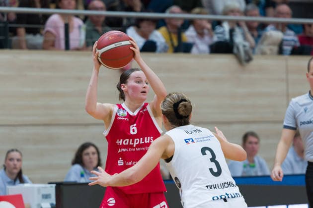 Nicole Brochlitz (Lions, 6), Lovisa Hjern (Luchse, 3), halfit Lions vs. TK Hannover Luchse, Damen Basketball, 1. Bundesliga, DBBL, 1. Spieltag Saison 2026 27, 04.10.2026. Halle SWH Arena Sachsen-Anhalt Deutschland